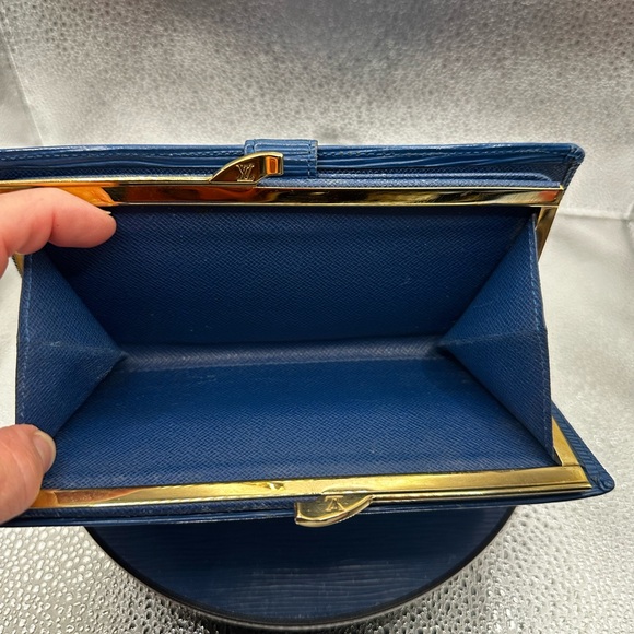 Beautiful blue Epi Louis Vuitton wallet with kiss lock - Picture 6 of 12